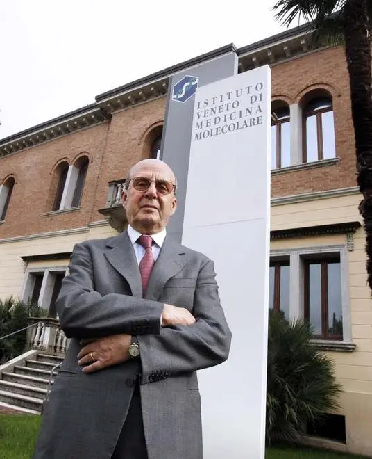 Il professor Francesco Pagano davanti alla sede del Vimm