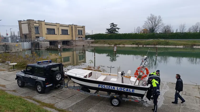 L'imbarcazione della polizia locale di Padova