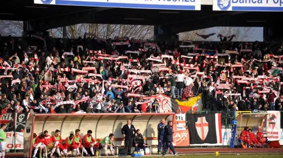 La curva dei sostenitori del Padova durante l'ultima sfida al Polisportivo di Belluno