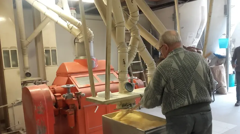 Lavoratore in una piccola azienda artigiana a Padova