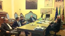 Il vertice alle 22 nello studio del sindaco