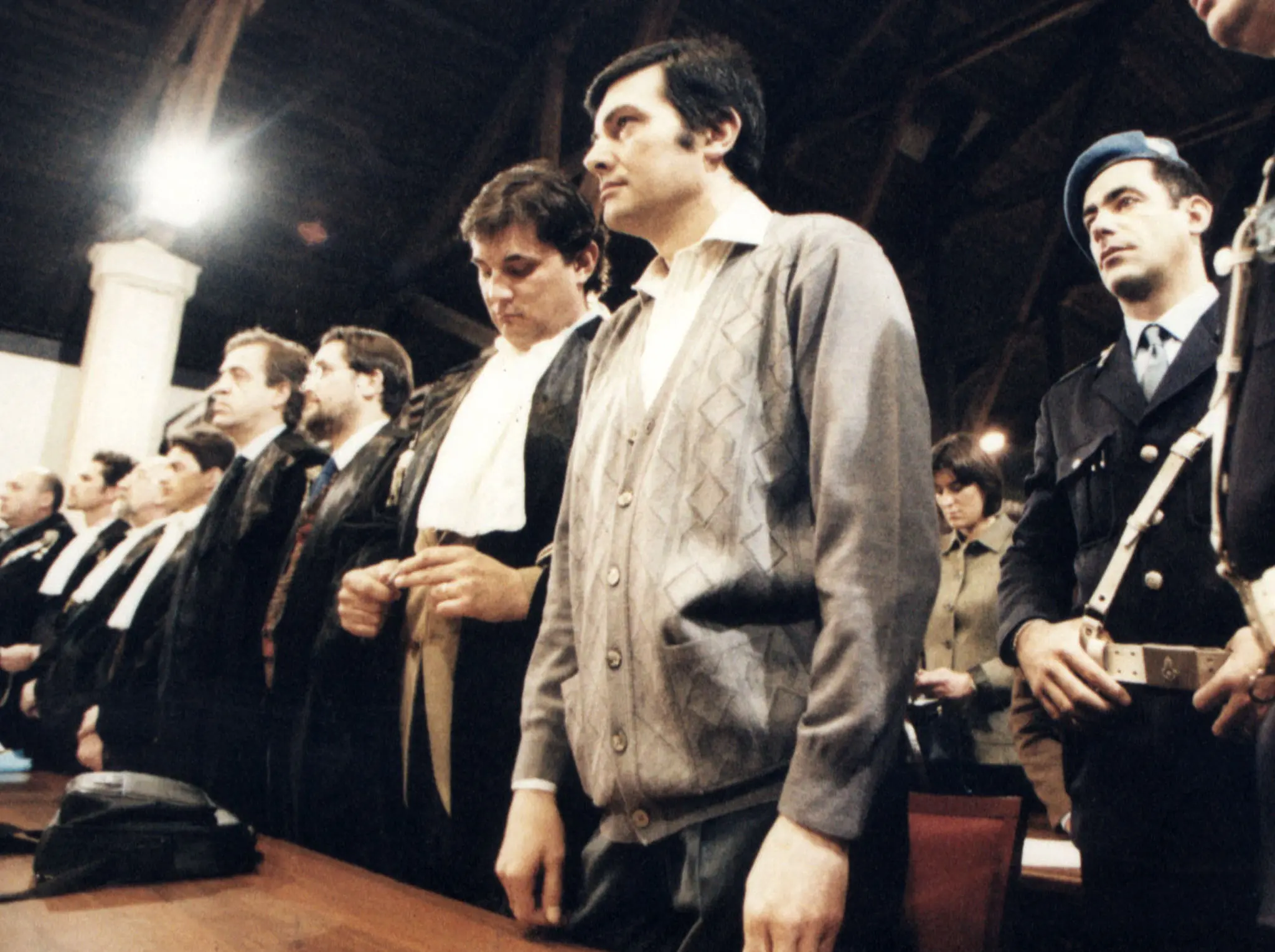 Gianfranco Stevanin, con vicino i suoi avvocati, ascolta la lettura della sentenza a Verona il 28 gennaio 1998 D-DAY / ANSA