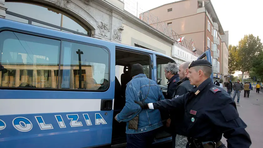 BARON - BLITZ POLIZIA IN STAZIONE BARON - BLITZ POLIZIA IN STAZIONE