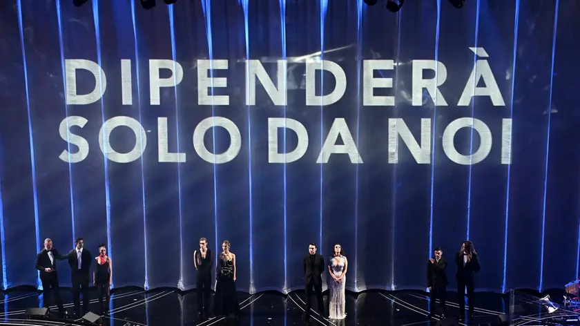 Il cast di Mare Fuori con Amadeus al Festival di Sanremo