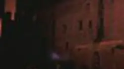 si nota qualcosa che sembra una fiamma: siamo nel vallo del castello di San Zeno
