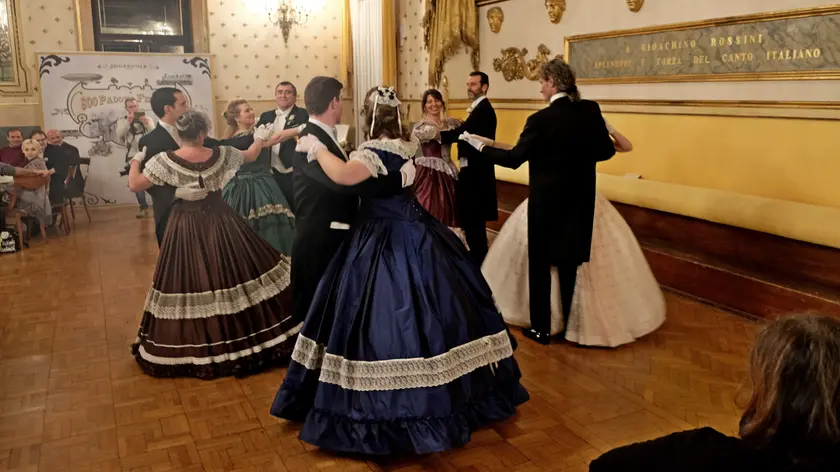 Alcuni figuranti danzano al Pedrocchi