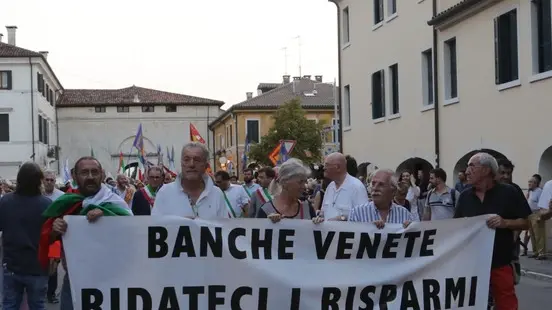 zago agenzia foto film Treviso manifestazione contro banche