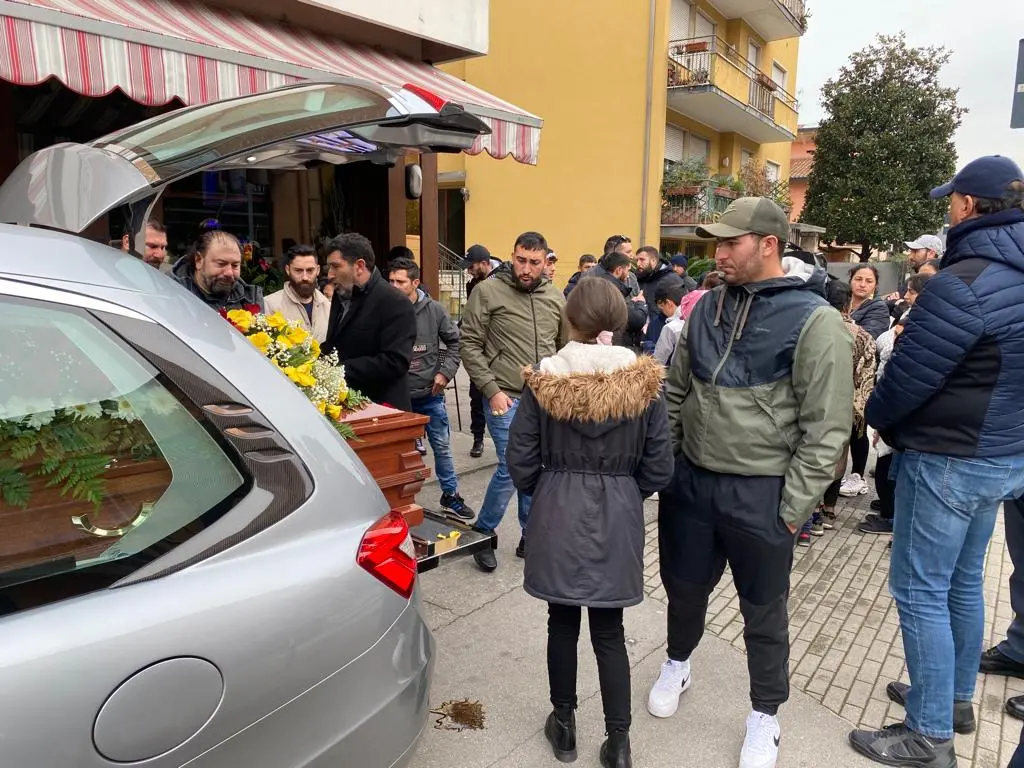 La tappa al bar del corteo funebre
