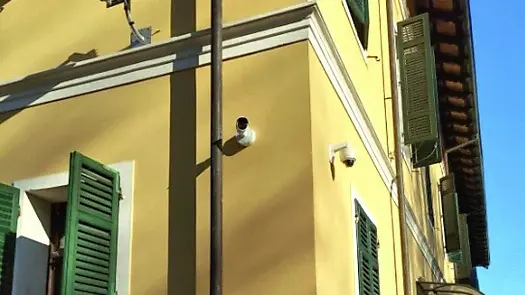 Una telecamera installata all'esterno di una guardia medica