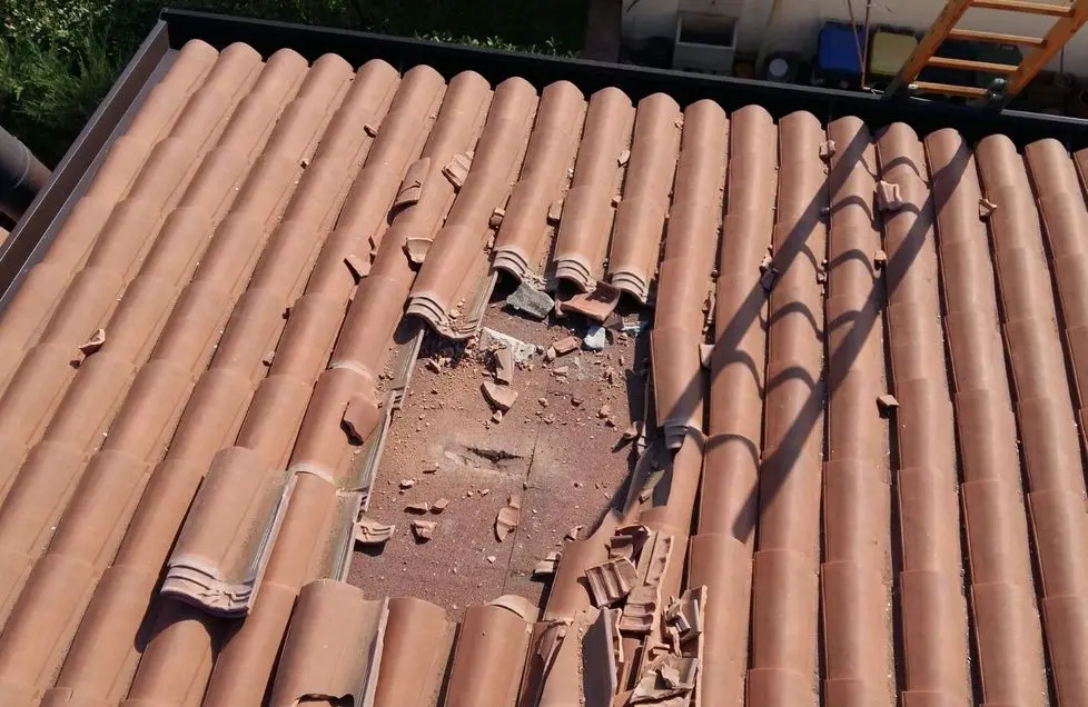 Lo squarcio sul tetto provocato dalla caduta del blocco di ghiaccio