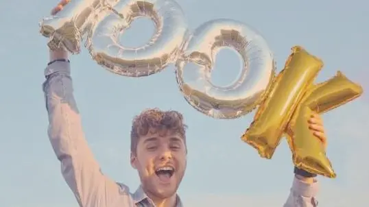 Mattia Malengo festeggia i suoi primi 100 mila followers