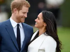 (FILE) - Britain's Prince Harry pose with Meghan Markle during a photocall after announcing their engagement in the Sunken Garden in Kensington Palace in London, Britain, 27 November 2017 (reissued 10 January 2020). Britain's Prince Harry and his wife Meghan have announced in a statement on 08 January that they will step back as 'senior' royal family members and work to become financially independent. ANSA/FACUNDO ARRIZABALAGA *** Local Caption *** 53922692