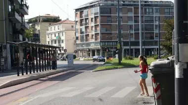VIA ASPETTI. I cassonetti «nascondono» le strisce agli automobilisti