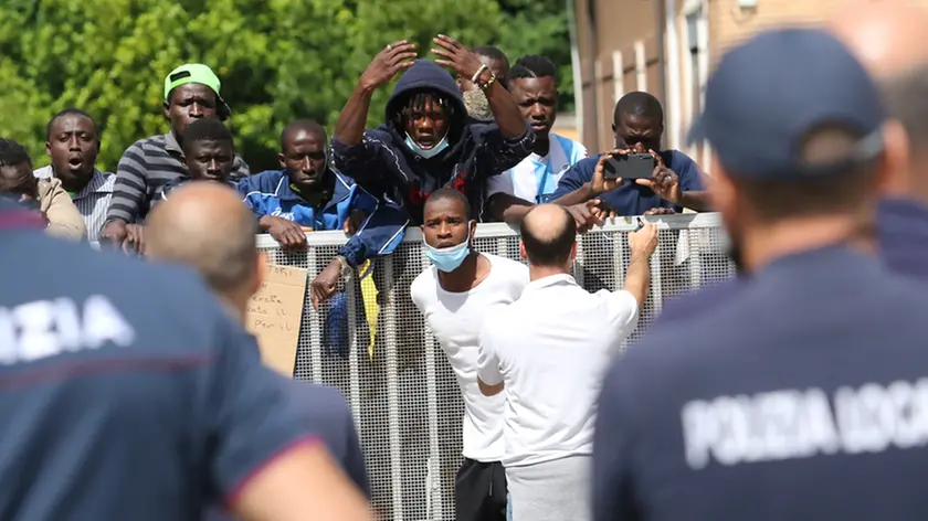 BARBIERI . AG.FOTOFILM . TREVISO . PROTESTA DEGLI IMMIGRATI DELLA CASERMA SERENA