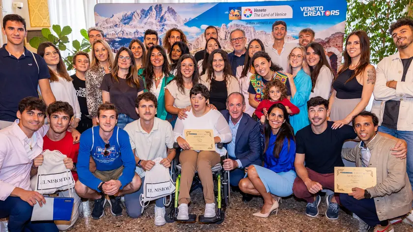 La squadra dei 28 creator veneti, insieme al presidente Luca Zaia