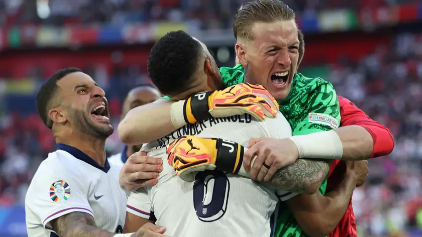 epa11463391 Goalkeeper Jordan Pickford (R) of England celebrates with teammates after winning the penalty shootout of the UEFA EURO 2024 quarter-finals soccer match between England and Switzerland, in Dusseldorf, Germany, 06 July 2024. EPA/GEORGI LICOVSKI