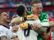 epa11463391 Goalkeeper Jordan Pickford (R) of England celebrates with teammates after winning the penalty shootout of the UEFA EURO 2024 quarter-finals soccer match between England and Switzerland, in Dusseldorf, Germany, 06 July 2024. EPA/GEORGI LICOVSKI