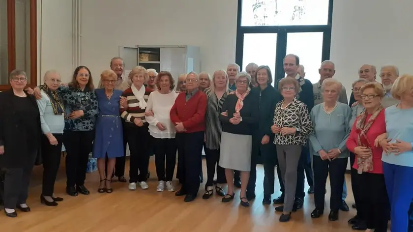 La foto di gruppo degli anziani assidui frequentatori del centro socioculturale di via Sanmicheli a Padova