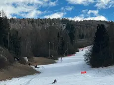 L’unica pista da sci aperta sul Nevegal, a Belluno: la neve è solo quella artificiale