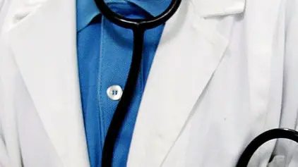 Una simbolica foto di archivio di un medico in sciopero. ANSA/ARCHIVIO/FRANCO SILVI/DRN