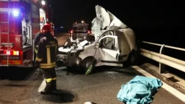 Due immagini drammatiche dello schianto in A27 in cui ha perso la vita Roberto Volpato, 60 anni: il furgone si è accartocciato, un lenzuolo copre il cadavere