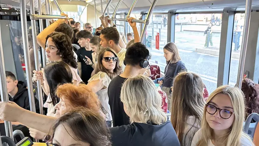 In viaggio sull'autobus numero 10 (fotoservizio Bianchi)