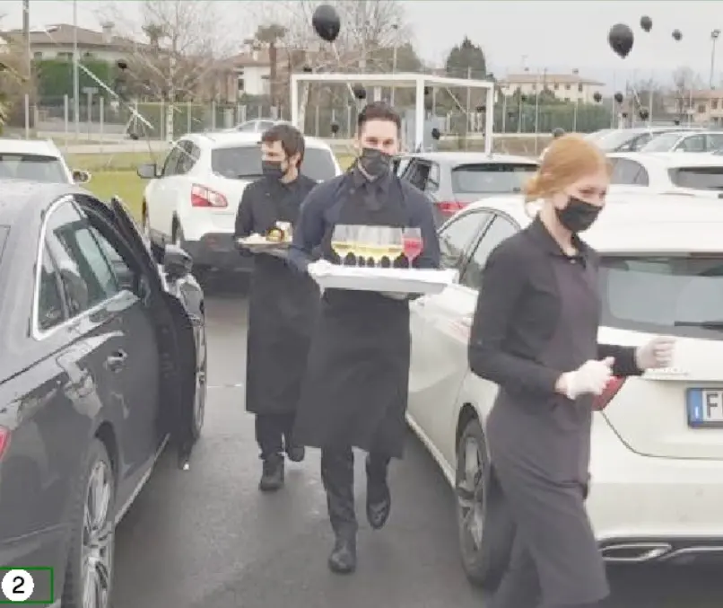 I camerieri tra le auto in sosta per il rinfresco (foto Annalisa Durighello)