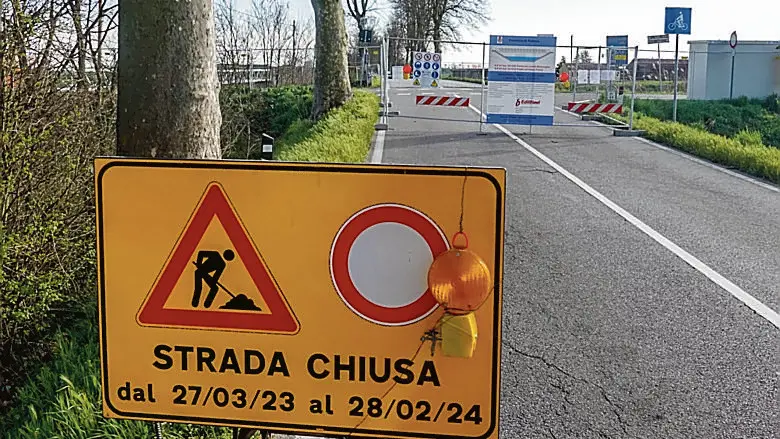 I cartelli che segnalano la chiusura della provinciale 91 nel tratto di Moceniga. I lavori dureraranno almeno dieci mesi