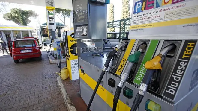 Il simbolo dell'Eni di un distributore di benzina, Roma, 25 febbraio 2011. Ancora record per la benzina: i prezzi hanno toccato oggi ( 8 aprile 2011) fino a 1,584 euro al litro. Proseguono infatti - riferisce Quotidiano Energia - le "code di rialzi sulla rete carburanti dopo i maxi-aumenti degli ultimi giorni frutto del caro-accise e delle tensioni sulle quotazioni dei prodotti petroliferi in mediterraneo". ANSA / ALESSANDRO DI MEO