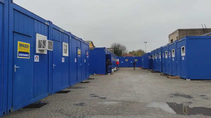 I container dentro i quali vivono i migranti ospiti del campo di transito allestito dalla prefettura all’aeroporto Allegri a Padova