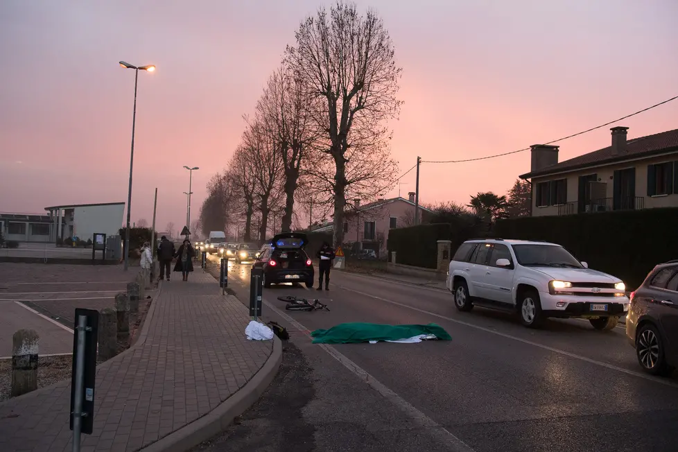 Conselve (PD), 3 gennaio 2017 Incidente mortale Dumitru Alexandrescu in via Palù. Nella foto: il corpo della vittima ricoperto dai teli