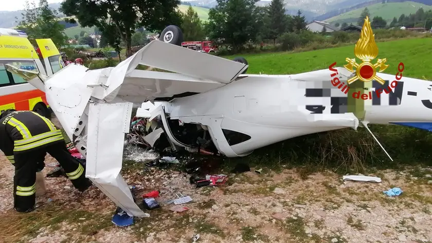 Il velivolo dopo lo schianto (foto vigili del fuoco)