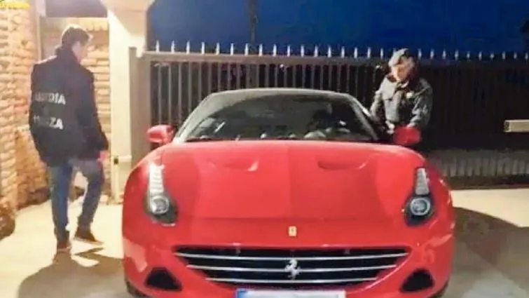 Una delle Ferrari sequestrate nell’ambito dell’indagine
