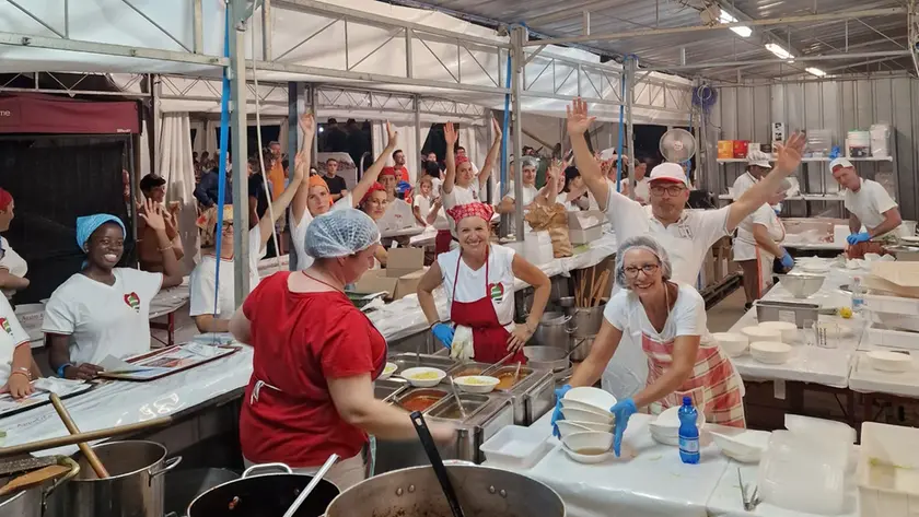 I volontari della sagra l’altra sera impegnati a servire i bigoli