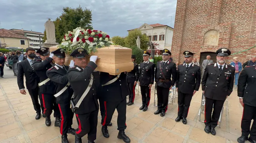 Il feretro portato dai colleghi carabinieri