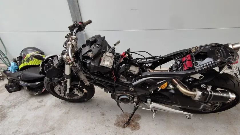 Quello che resta della Ducati Monster su cui viaggiava la vittima dell'incidente Chioggia - Incidente mortale avvenuto nella notte Mestre, 08/08/2021 Lorenzo Pòrcile
