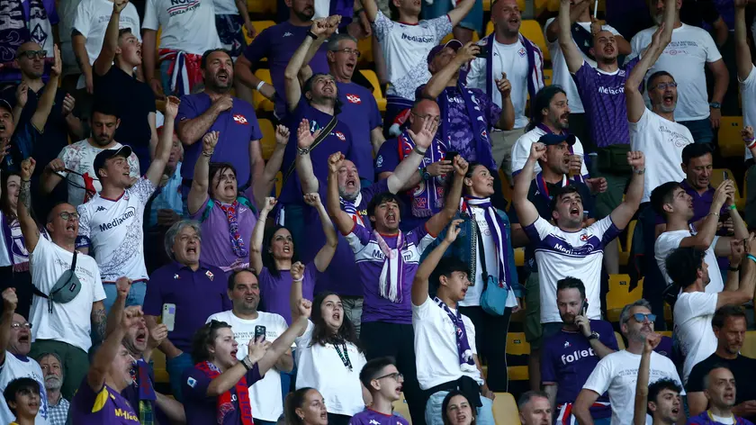 epa11378008 Fiorentina supporters cheer ahead of the UEFA Europa Conference League final soccer match of Olympiacos Piraeus against ACF Fiorentina, in Athens, Greece, 29 May 2024. EPA/YANNIS KOLESIDIS