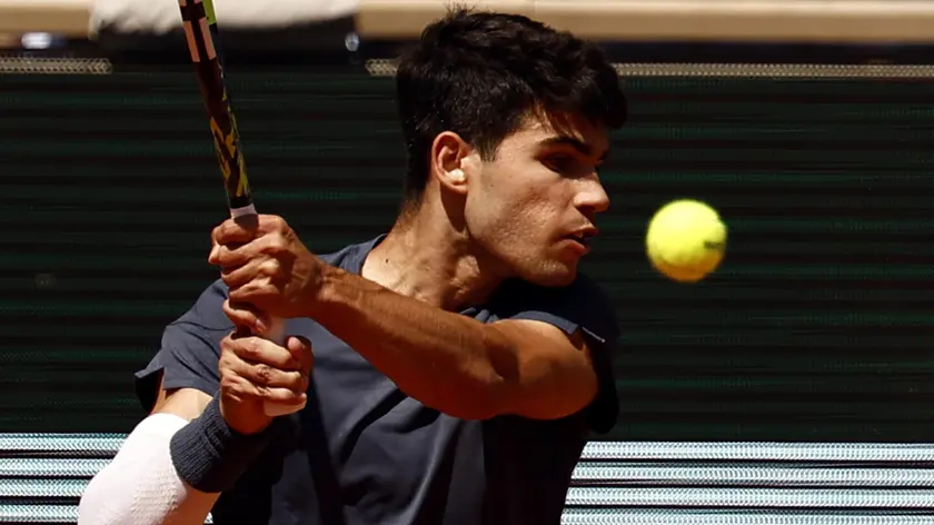 epa11395659 Carlos Alcaraz of Spain in action during his Men’s Singles semi final match against Jannik Sinner of Italy during the French Open Grand Slam tennis tournament at Roland Garros in Paris, France, 07 June 2024. EPA/MOHAMMED BADRA