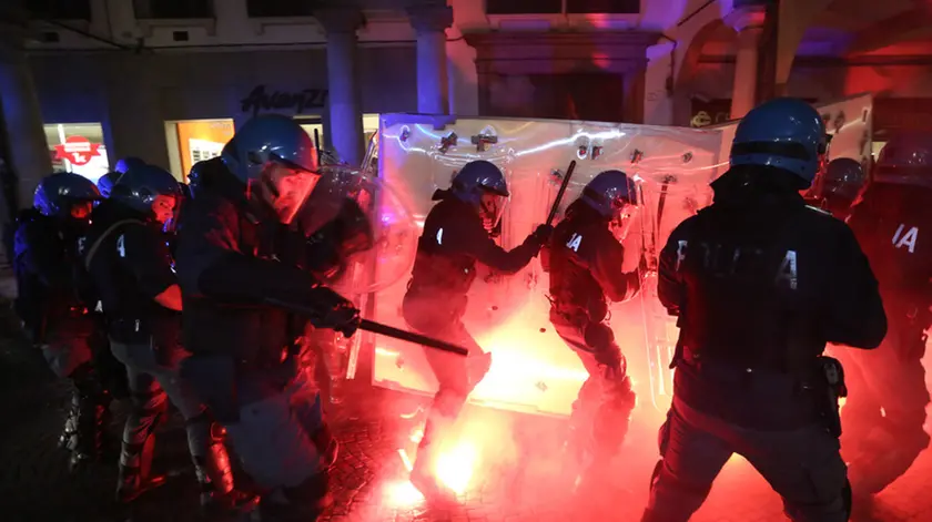 BARON-AGENZIA BIANCHI-PADOVA-CORTEI ANTIAGONISTI CENTRI SOCIALE E FORZA NUOVA