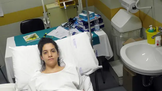 Monselice, 01.07.2014 La giovane Veronica Rizzo ricoverata in un bagno del reparto di chirurgia dell'ospedale per mancanza di posti letto ph. Zangirolami