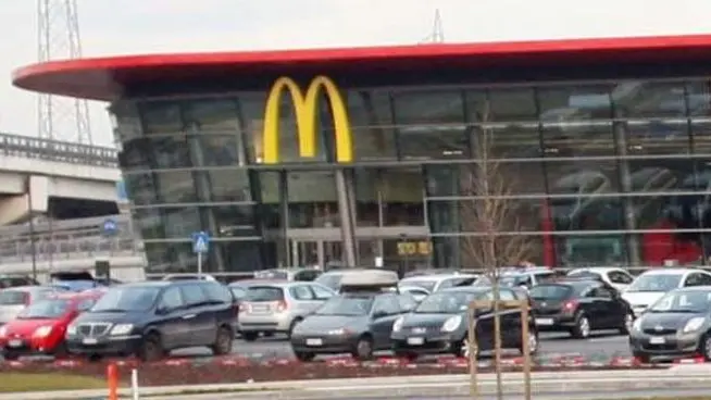 SCURA - ROTONDA DAVANTI A SUPERMERCATO EX SAIMP