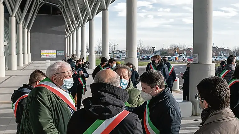 La protesta dei sindaci davanti all'ospedale
