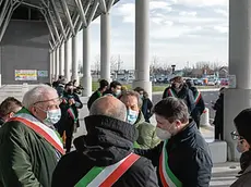 La protesta dei sindaci davanti all'ospedale