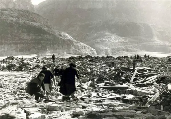 Una foto storica del disastro del Vajont (foto Vittorio Russo)