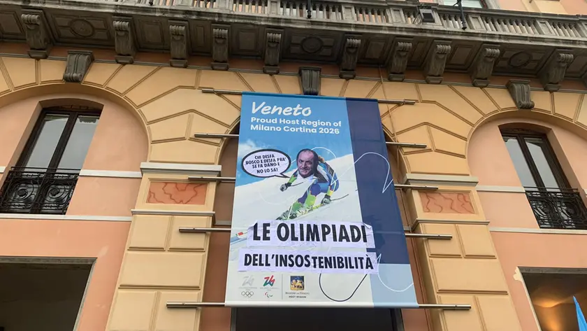 Il cartello esposto a palazzo Grandi Stazioni