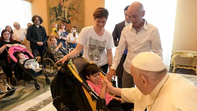Papa Francesco con la piccola valentina e i genitori, Vincenzo e Romina