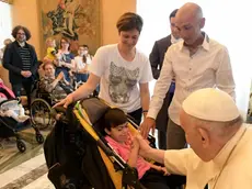 Papa Francesco con la piccola valentina e i genitori, Vincenzo e Romina