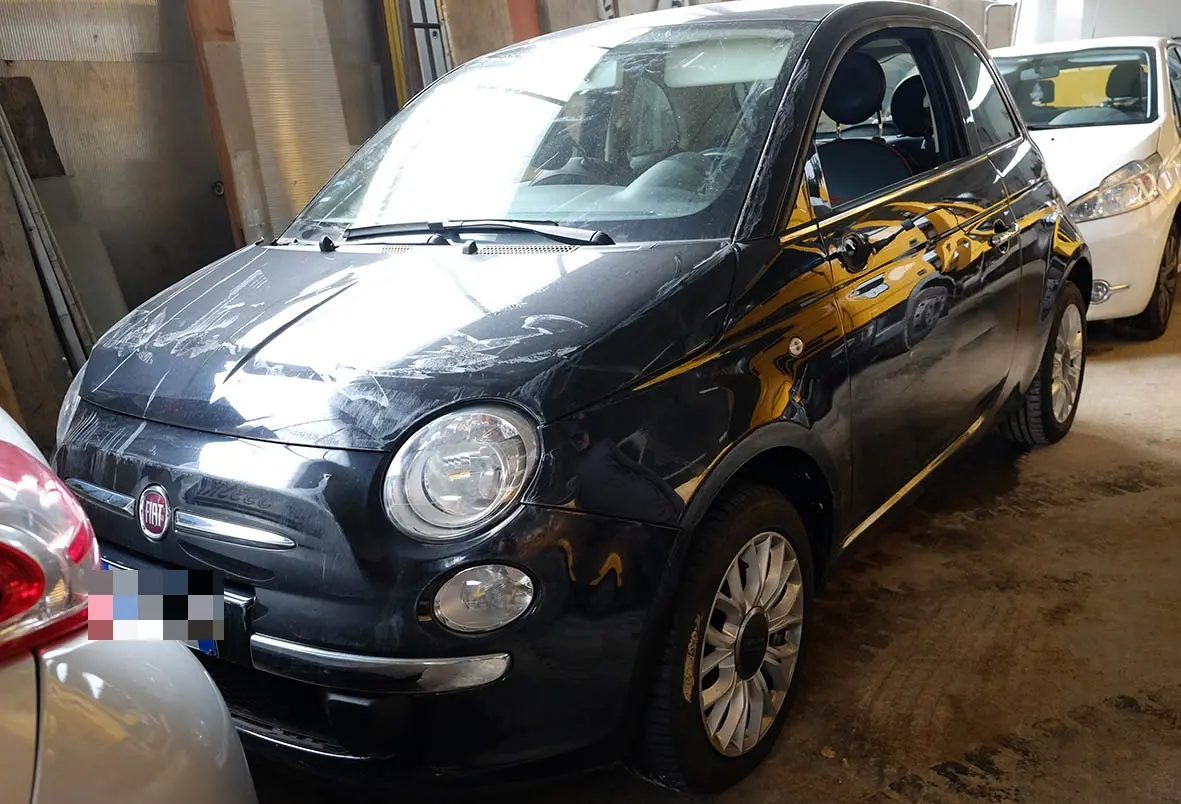 La Cinquecento usata come ariete