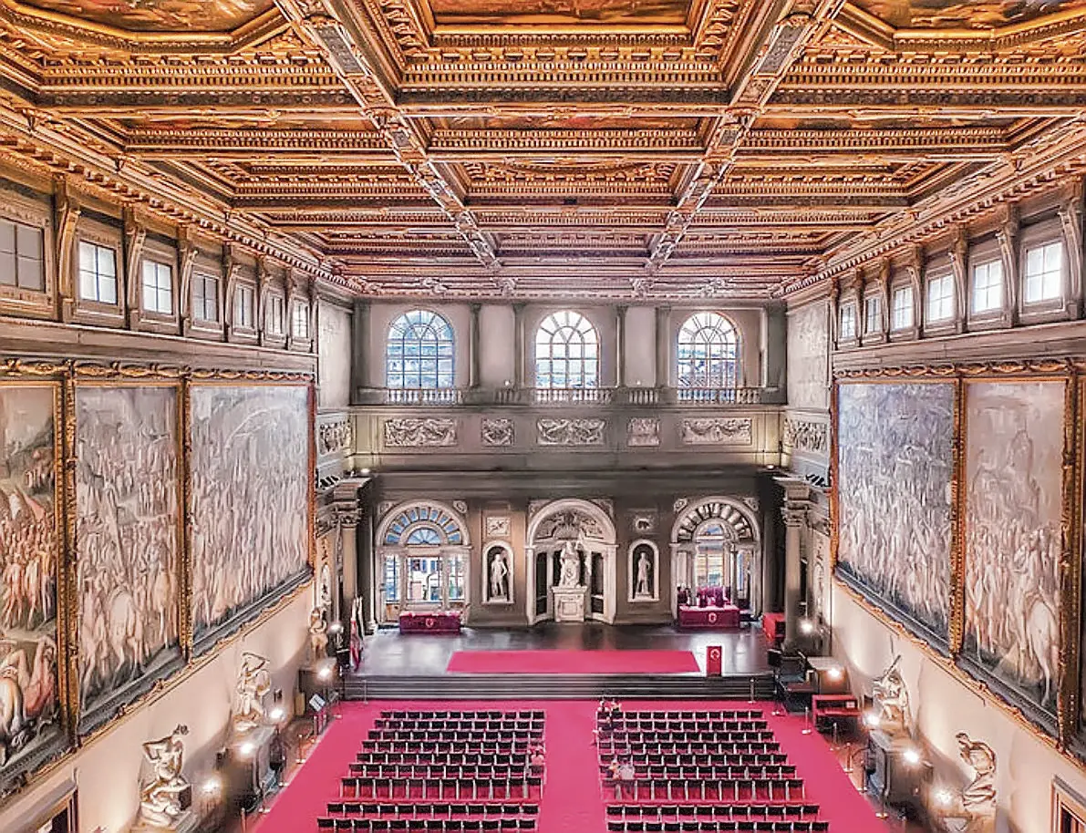 Il Salone dei Cinquecento, orgoglio di Firenze, è l’ammiraglia del Rinascimento italiano. Si trova all’interno di Palazzo Vecchio. Fu costruito in soli sette mesi, tra il luglio 1495 e il febbraio 1496. 54 metri di lunghezza, 23 di larghezza, 18 di altezza. Ospita capolavori assoluti, da Michelangelo al Vasari. (foto Joe DeSousa / Flickr