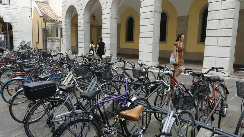 Ragazza di 17 anni pestata da due bulle in centro a Padova